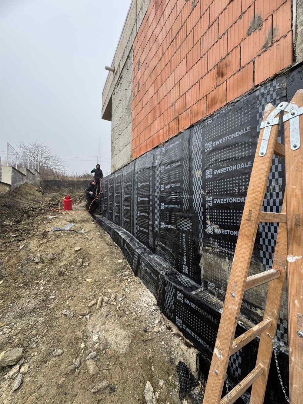 Stratan hidroizolare fundație.jpg