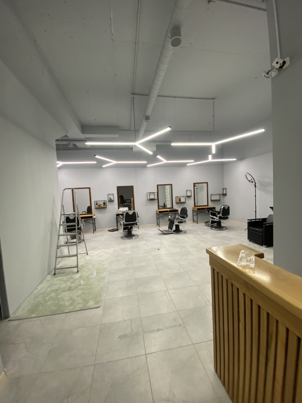  "SPICY TRIM BARBERSHOP" SRL