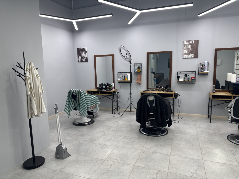  "SPICY TRIM BARBERSHOP" SRL