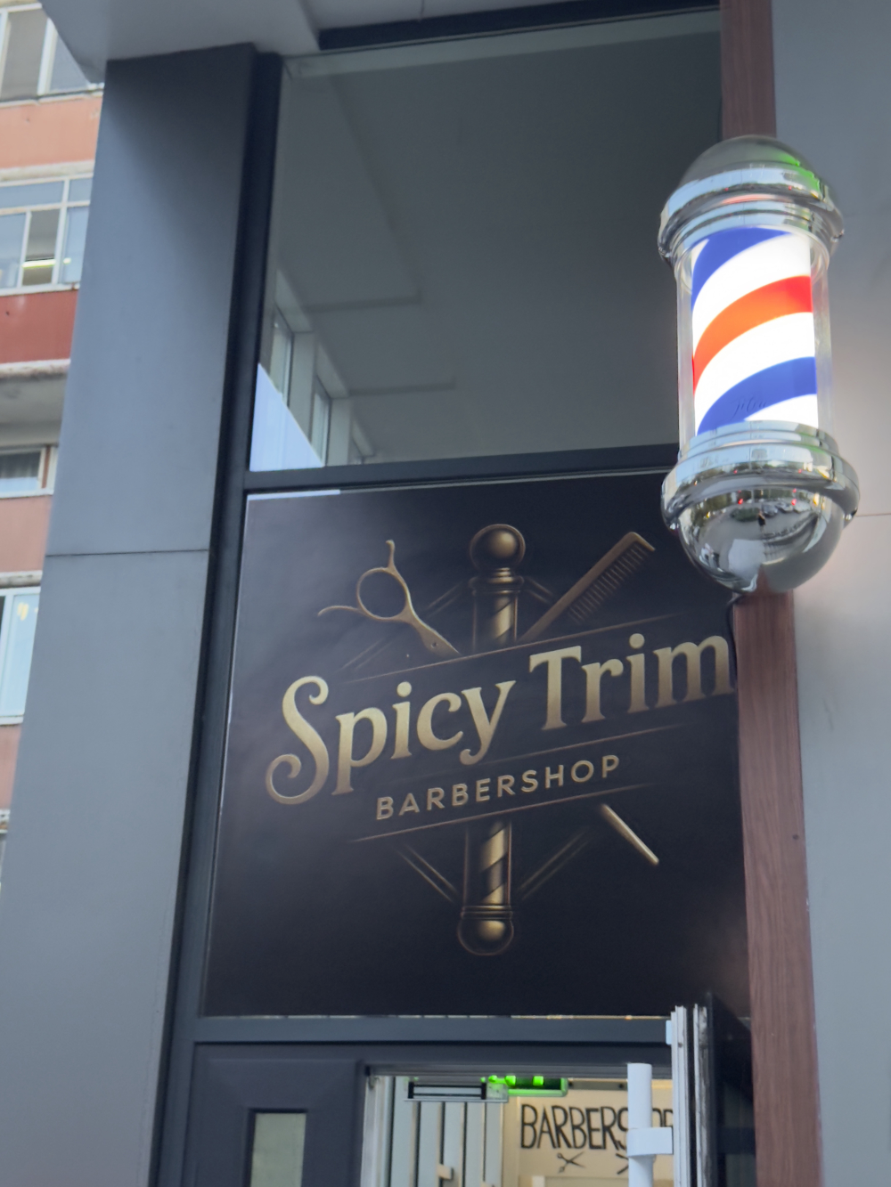  "SPICY TRIM BARBERSHOP" SRL